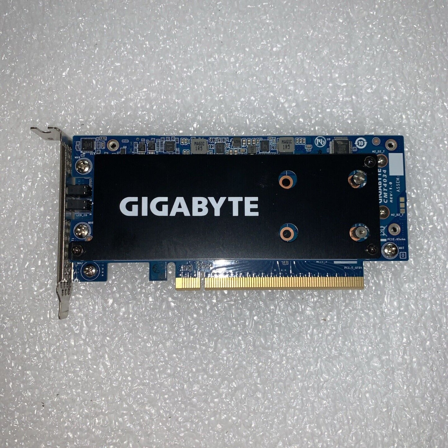 GIGABYTE CMT4034 PCI-Express 3.0 x16 PCI-Express 4 x M.2 PCIe x16 Card
