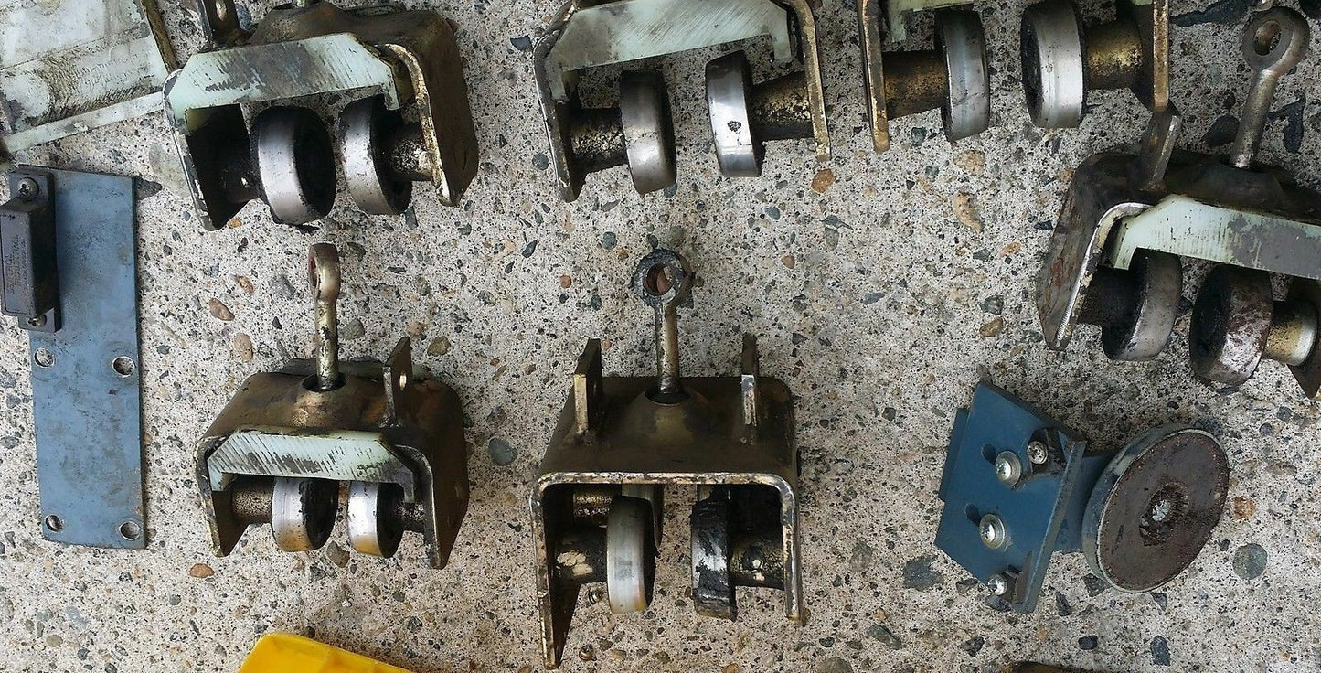Lot of 16 heavy duty latch with wheels (unknow use)