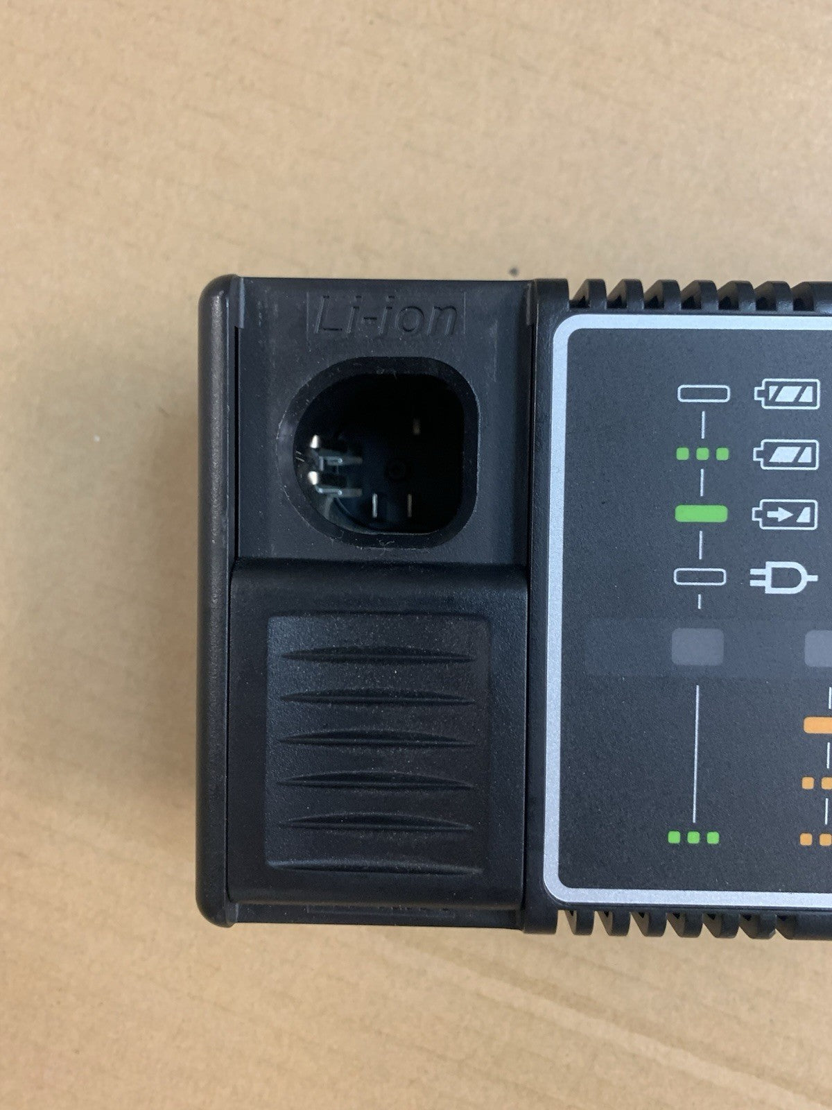 Panasonic EY0L11 2-slots Charger for Li-Ion and Ni-MH batteries 2.4 / 3.6V