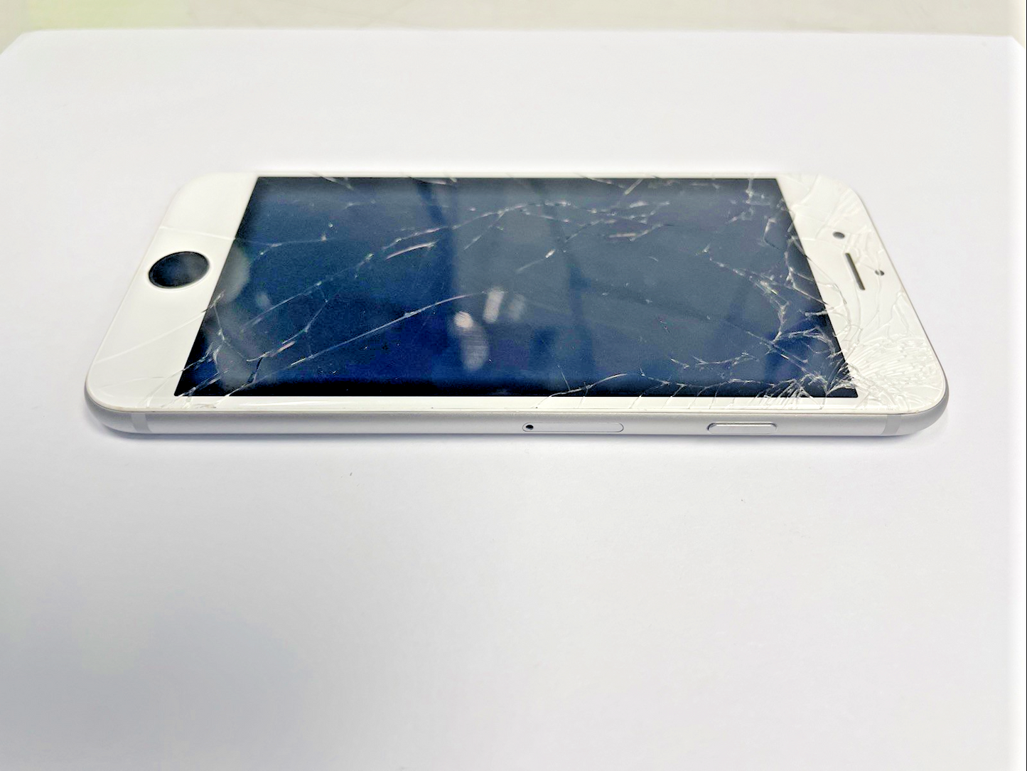 Apple iPhone 6 - 64GB A1549 Silver (Unlocked Cracked Screen) +
