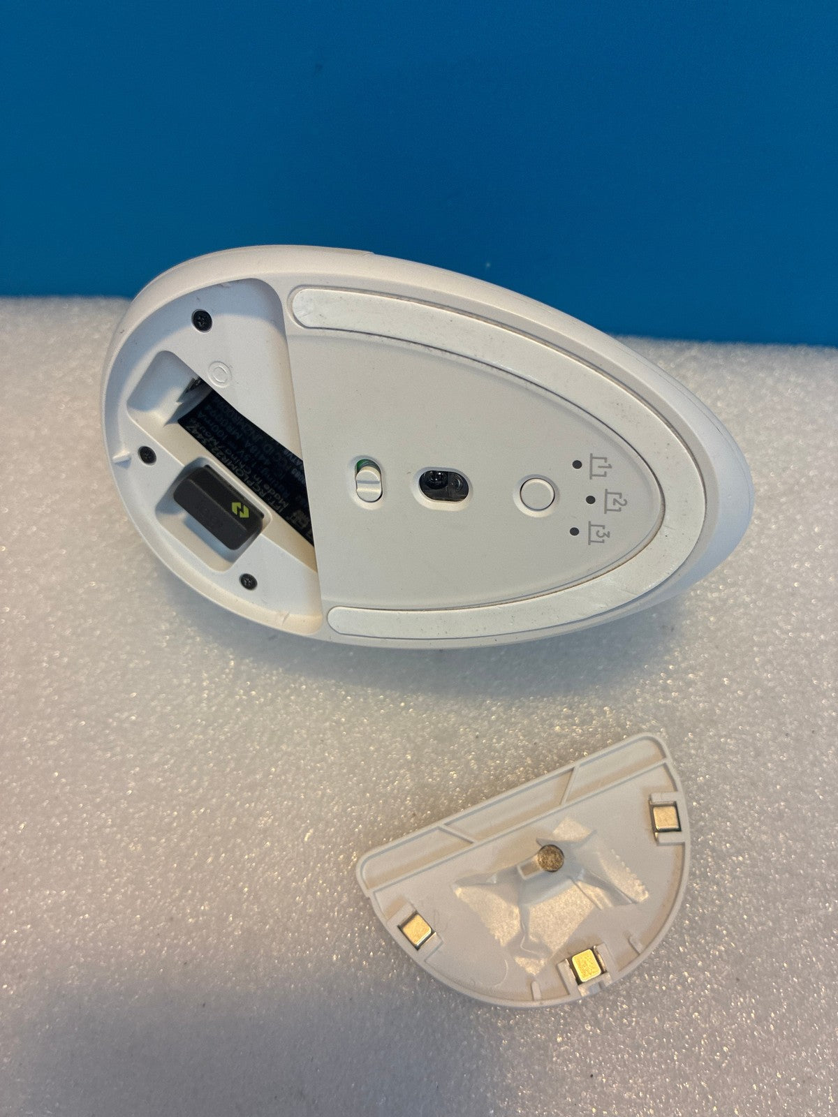 🔥 Logitech Lift Vertical Ergonomic Wireless Mouse 910-006127 White/Off-White
