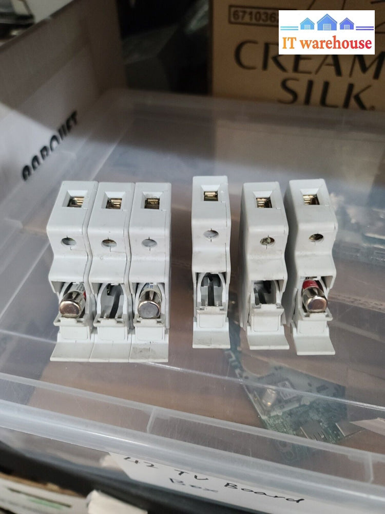 - Ultrasafe 30 Amp Fuse Holders 600V/30A (3X Uscc1 P213441/1X Uscc3 M217522)