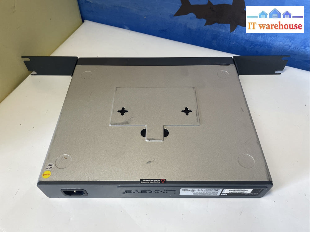 1x   Cisco System Linksys RV082 10/100 8-Port VPN Router with ears