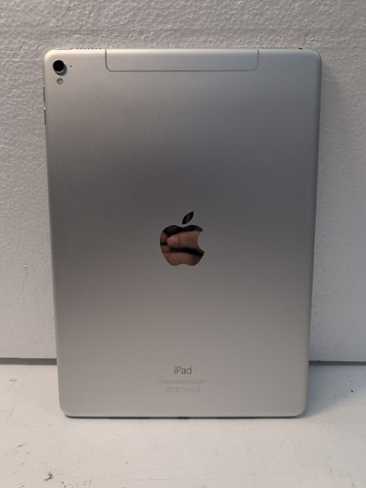 🔥 Apple iPad Pro 9.7-inch A1674 WIFI ONLY 32GB White OS 16.7 (READ)  -