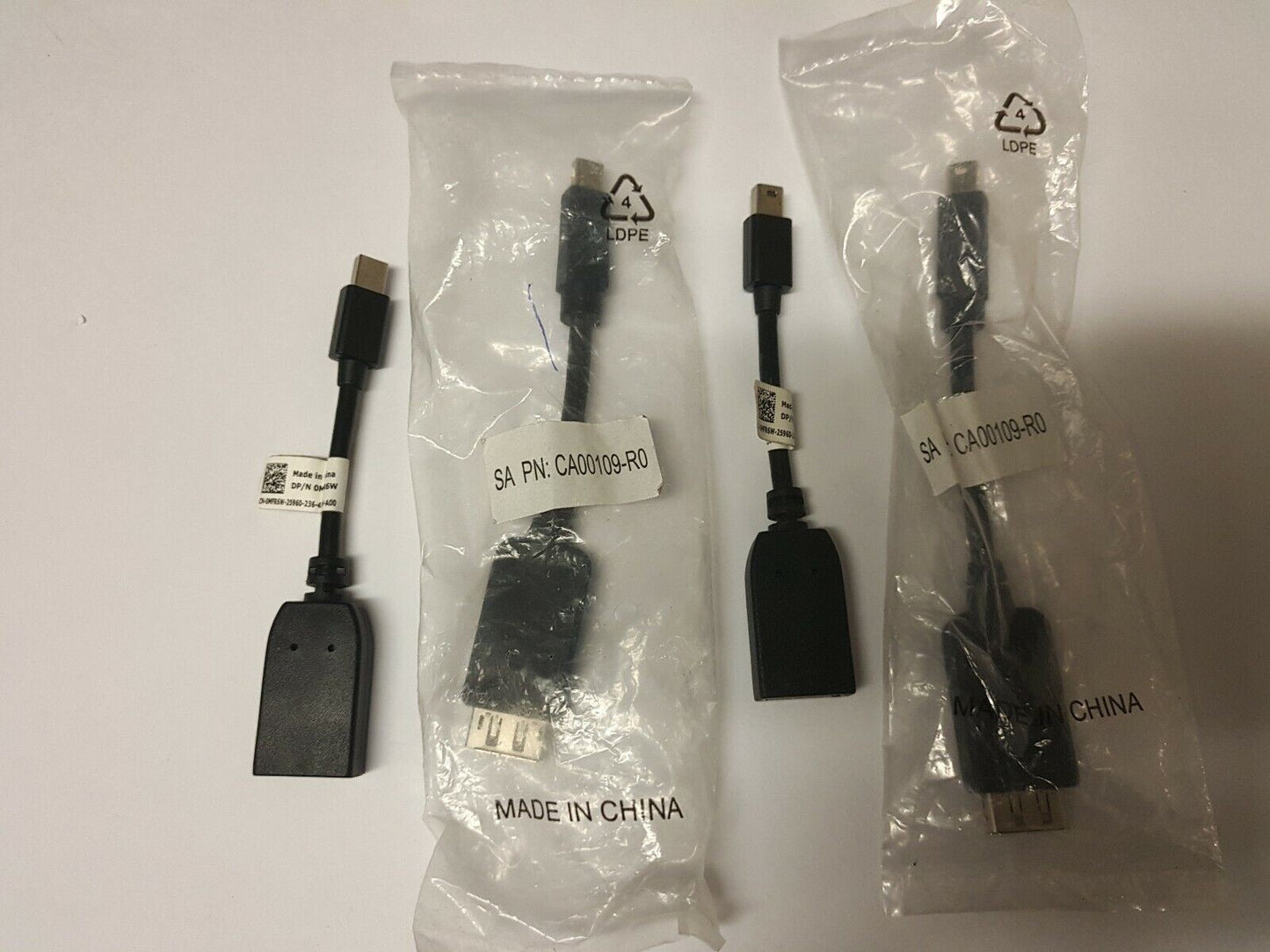 - 1x Male Thunderbolt to Standard DisplayPort Female Adapter MFR6W CA00109-R0