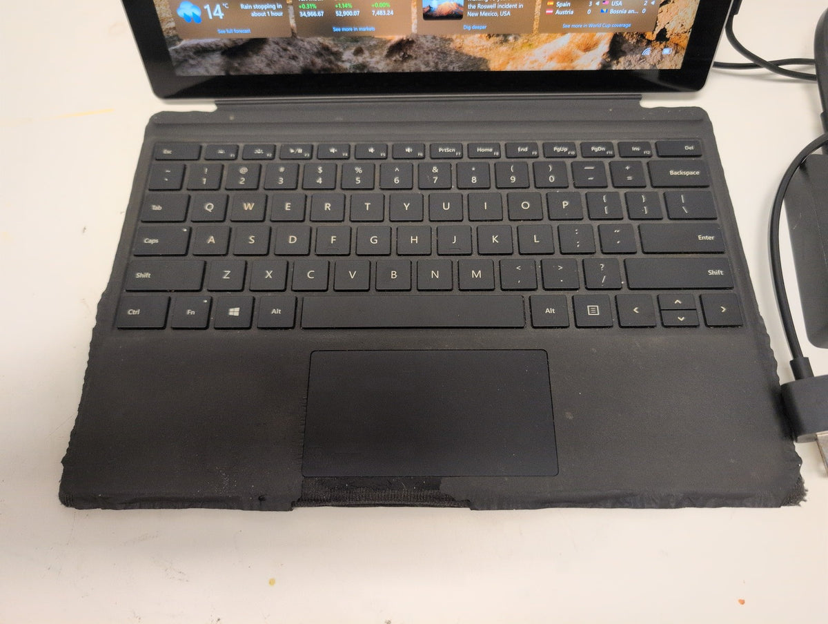 Microsoft Surface Pro 4 1724 i7-6650U 8GB/256GB with Type Cover (Read,issue) -