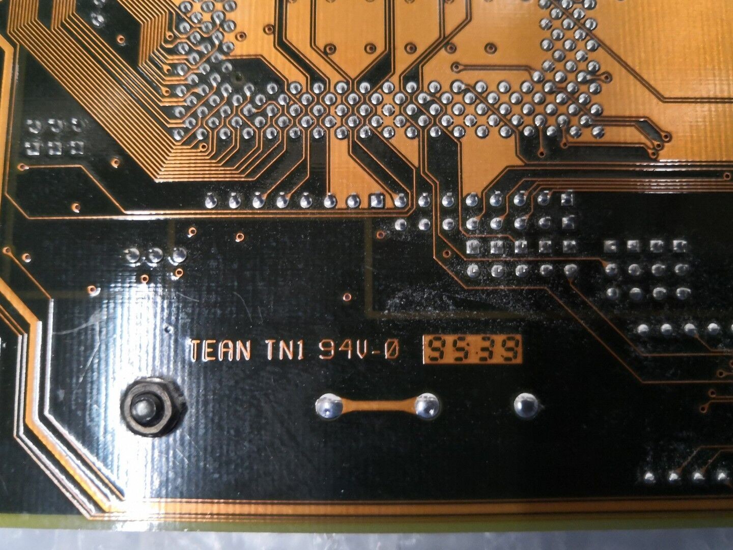 - ANTIQUE INTEL 16996 MOTHERBOARD WITH 4x RAM