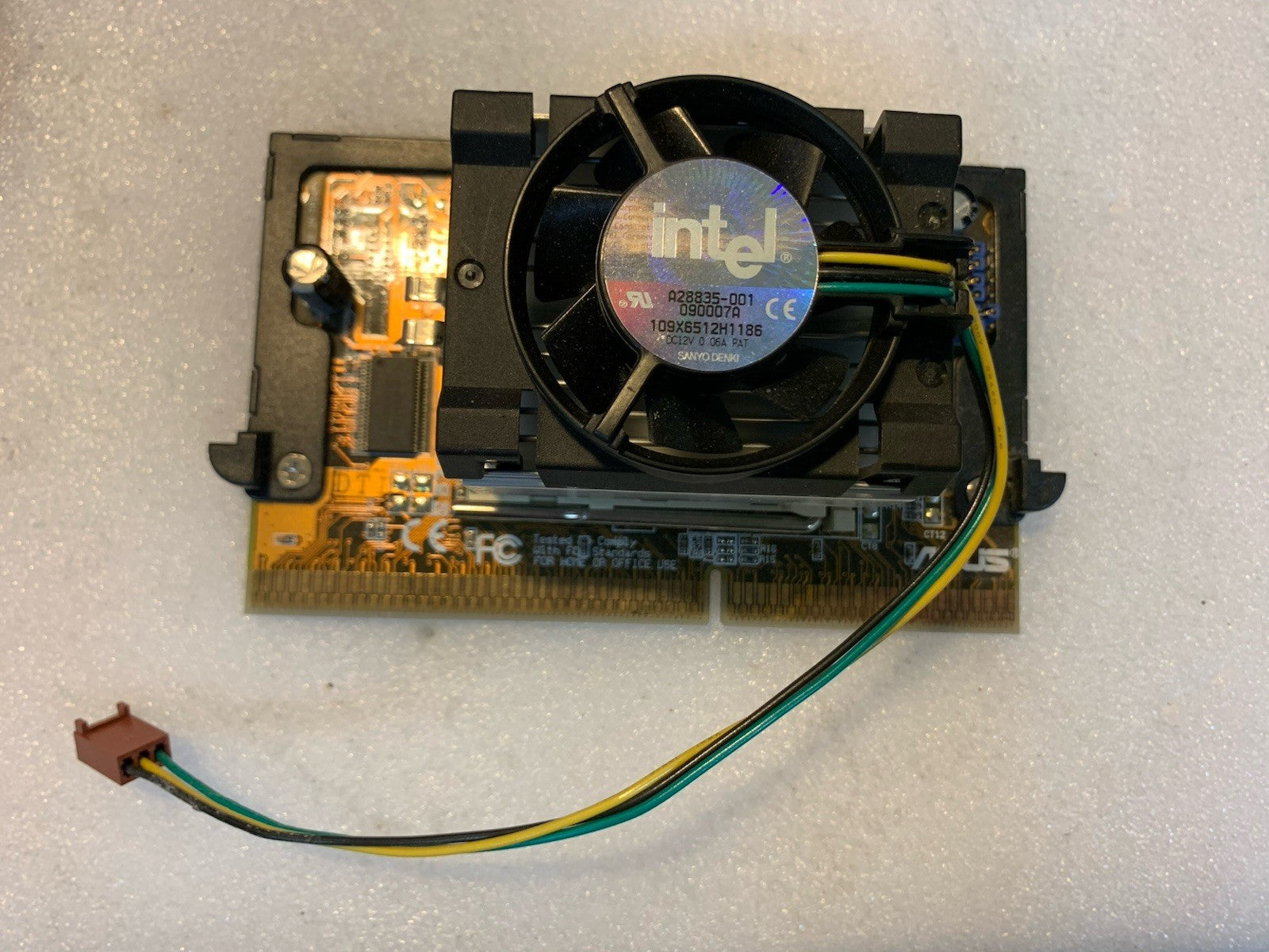 Intel Pentium III 933MHz Slot 1 CPU SECC Coppermine w/ Fan SL4AJ