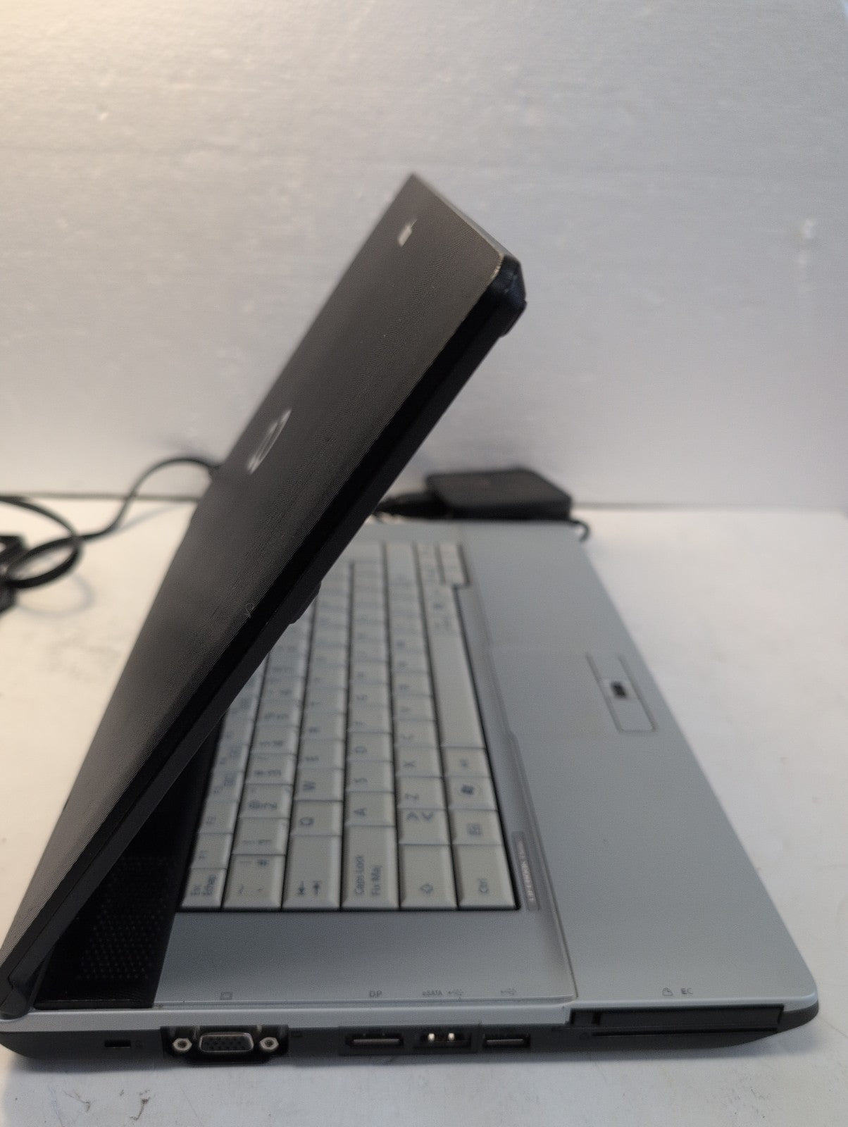 🔥 Fujitsu Lifebook E571 15.6" LAPTOP  i5-2520M /4GB /250GB HDD /Win XP (READ) -
