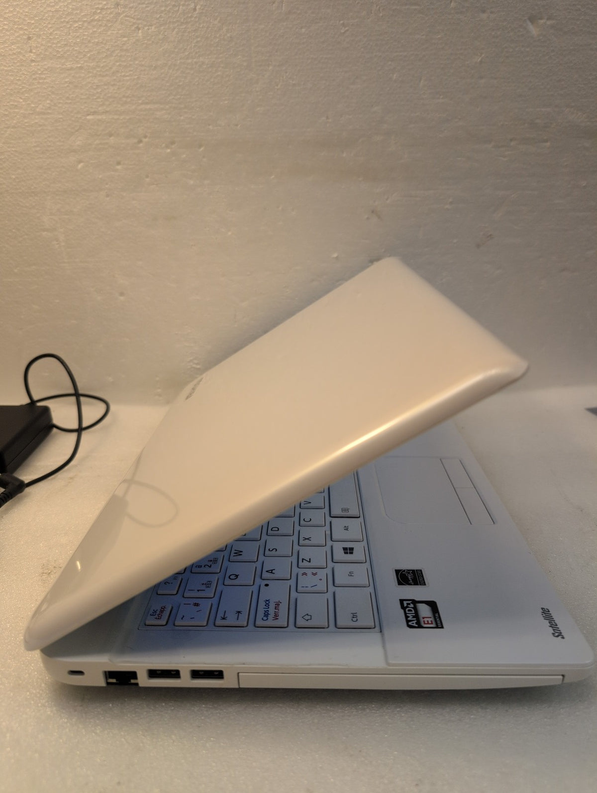 🎸 Toshiba Satellite C40D-A White Laptop AMD E1-2100 14in 2GB RAM 465GB HDD