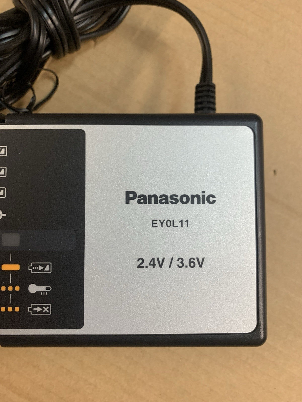 Panasonic EY0L11 2-slots Charger for Li-Ion and Ni-MH batteries 2.4 / 3.6V