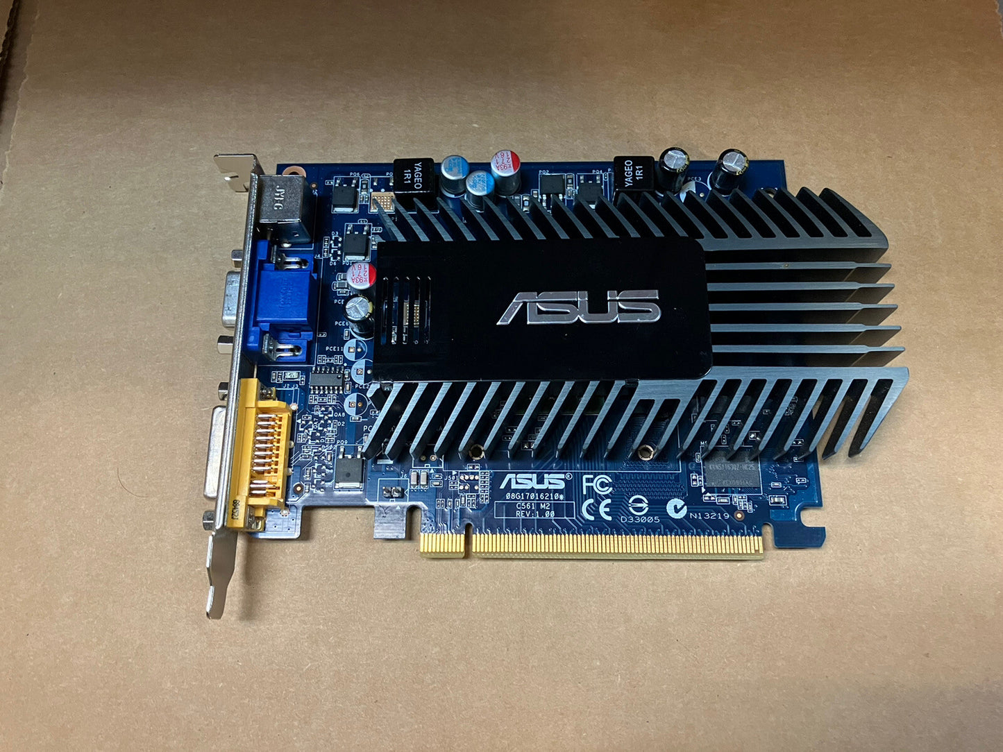 ~ PCI-E express card ASUS 08G17016210 C561_M2 1.00 EN8400GS Silent 512M DVI VGA