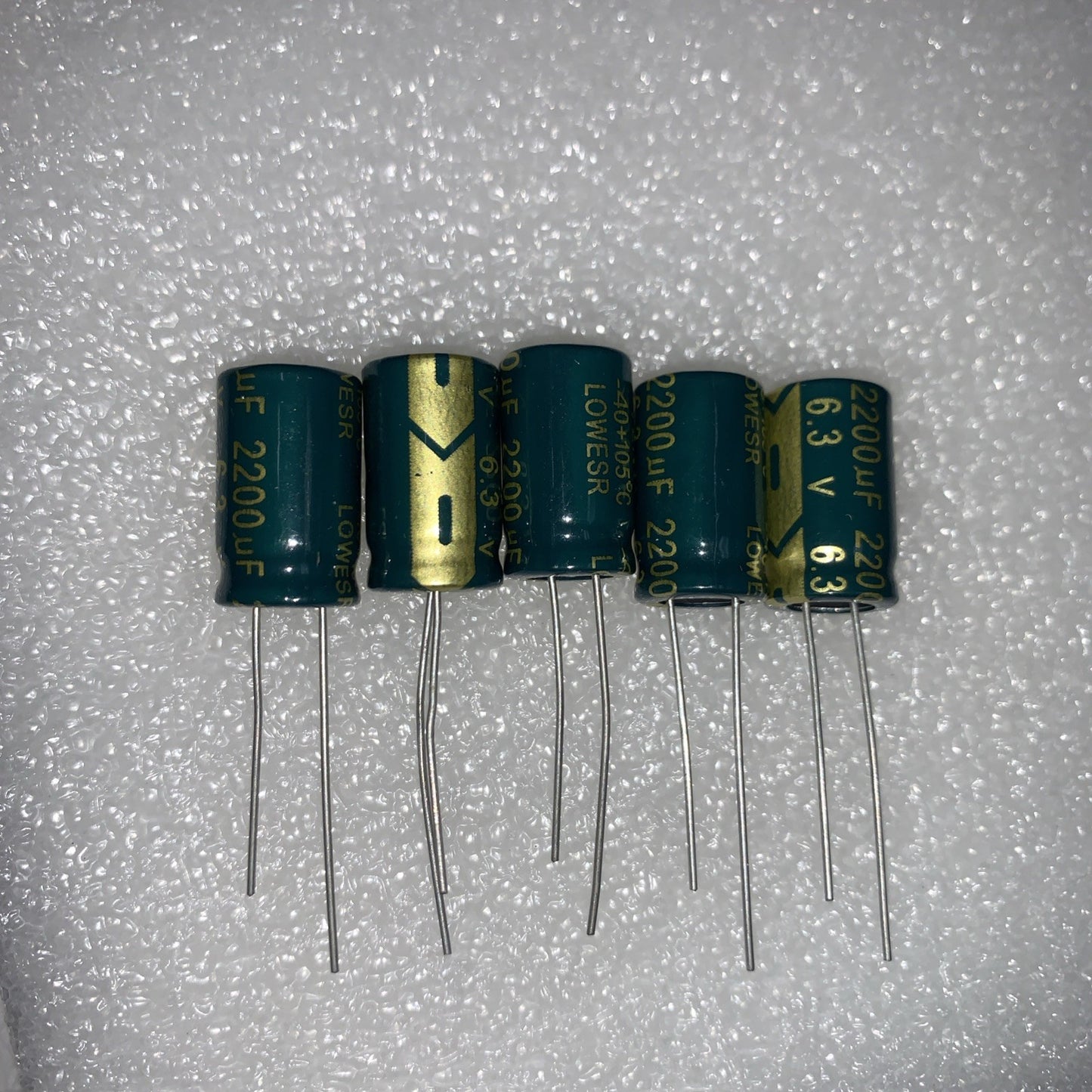 Lot of 5 Electrolytic Capacitors 2200uF 2200mfd 6.3V +105℃ Radial 10 x 20mm
