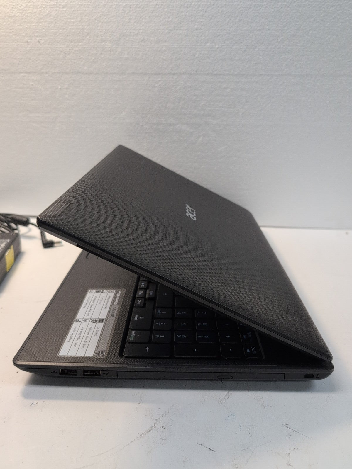 (GRADE A) Acer Aspire 5252-V305 15.6" Laptop AMD V140 CPU/4GB/320GB HDD/ WinXP -