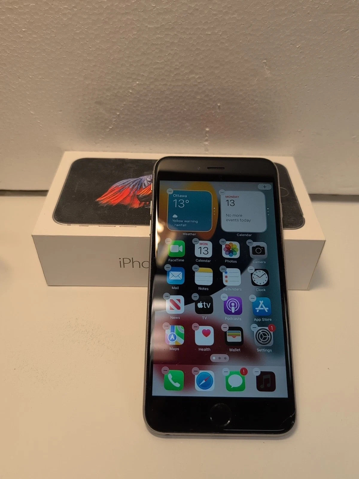 🔥 (Carrier: BELL) Apple iPhone 6S Plus A1687 16GB Space Gray  (Corner Cracked)
