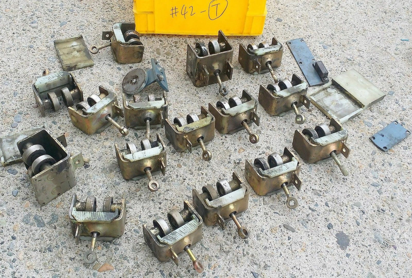 Lot of 16 heavy duty latch with wheels (unknow use)