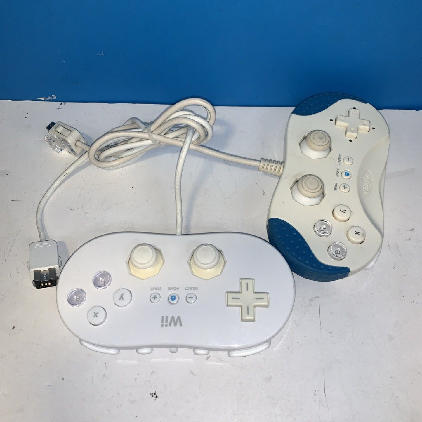 Nintendo Wii Classic Wired White Controller RVL-005 & Intec controller