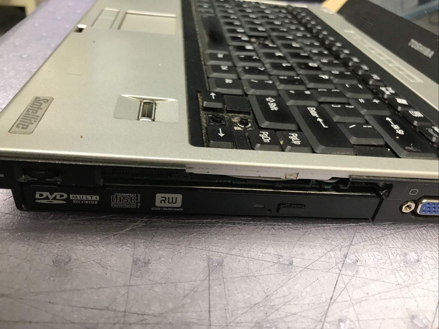 TOSHIBA SATELLITE U200 12” LAPTOP INTEL CPU-T2250 1GB 0GB (NO OS)