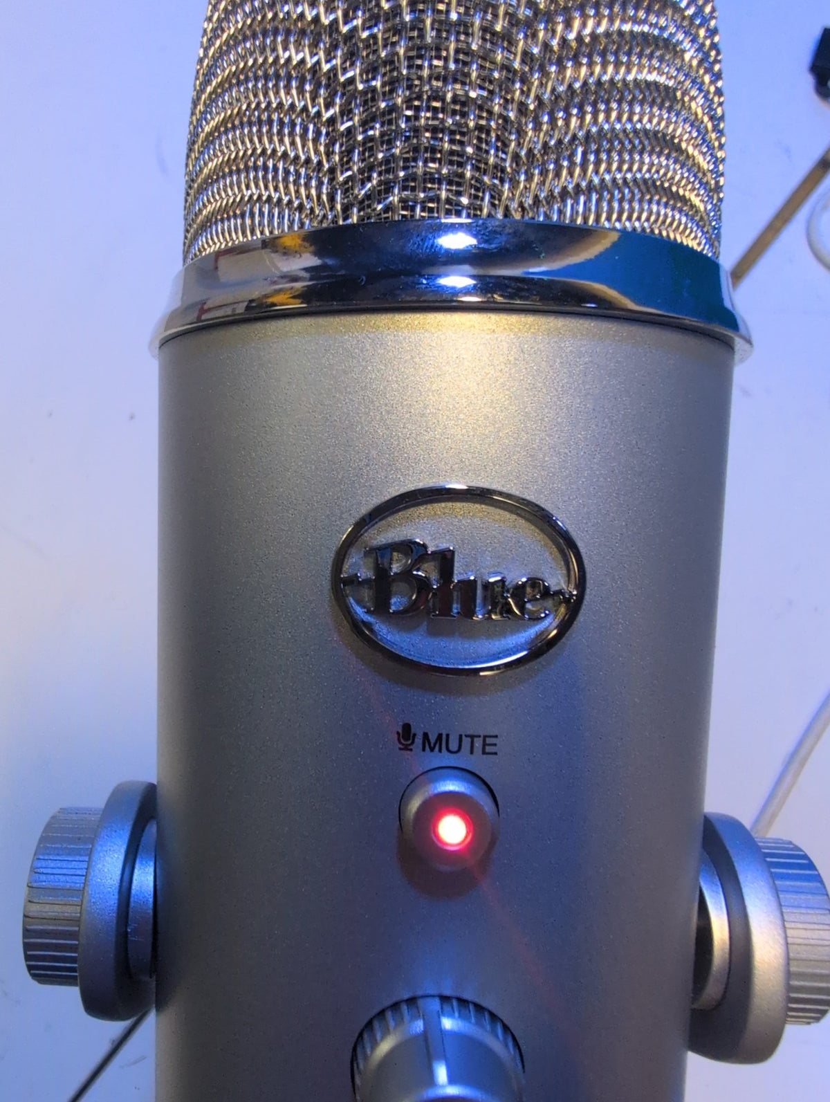 🎸 Blue Yeti USB Condenser Microphone Silver w/ Stand Podcast Mic  (READ)