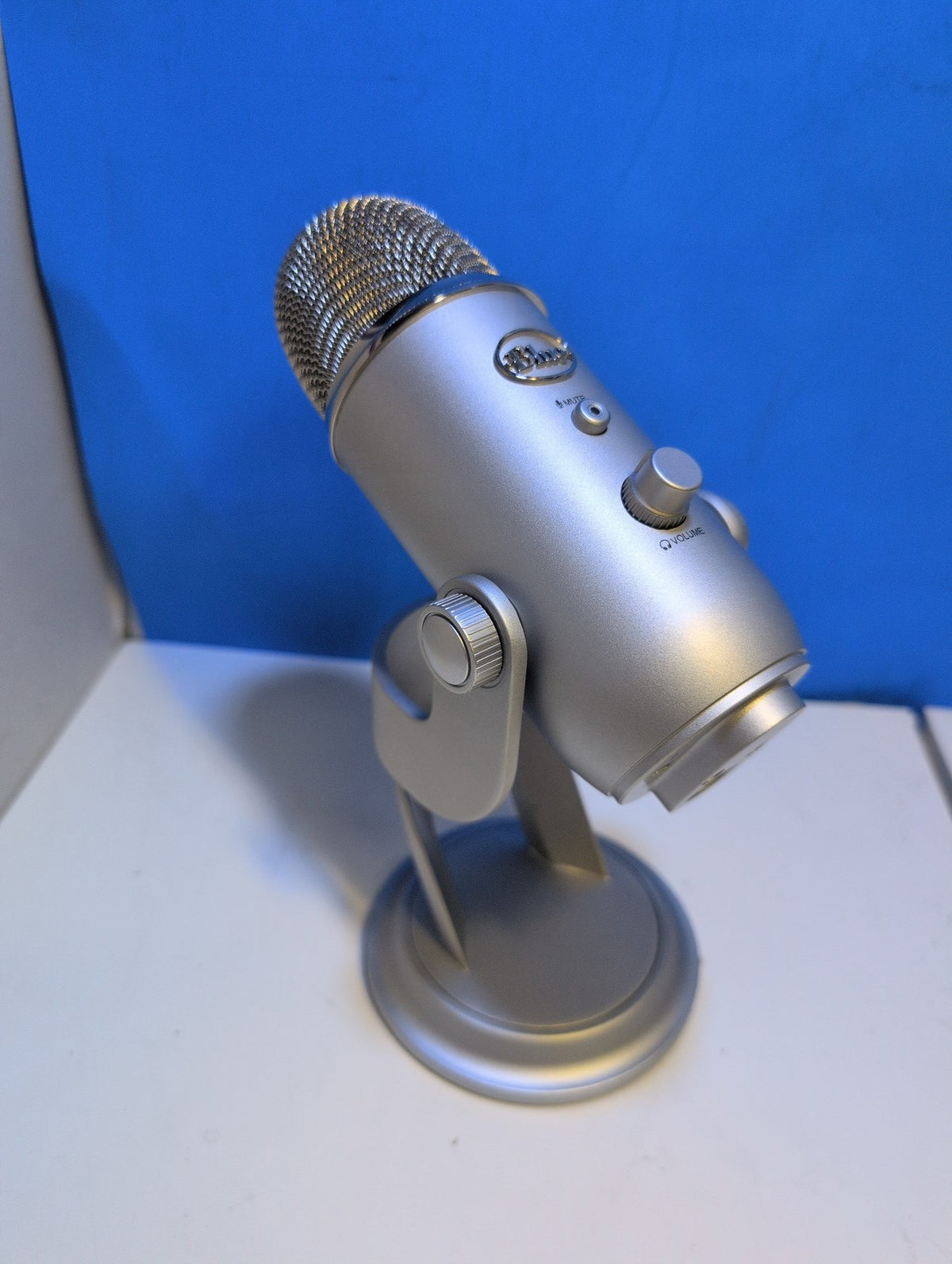 🎸 Blue Yeti USB Condenser Microphone Silver w/ Stand Podcast Mic  (READ)