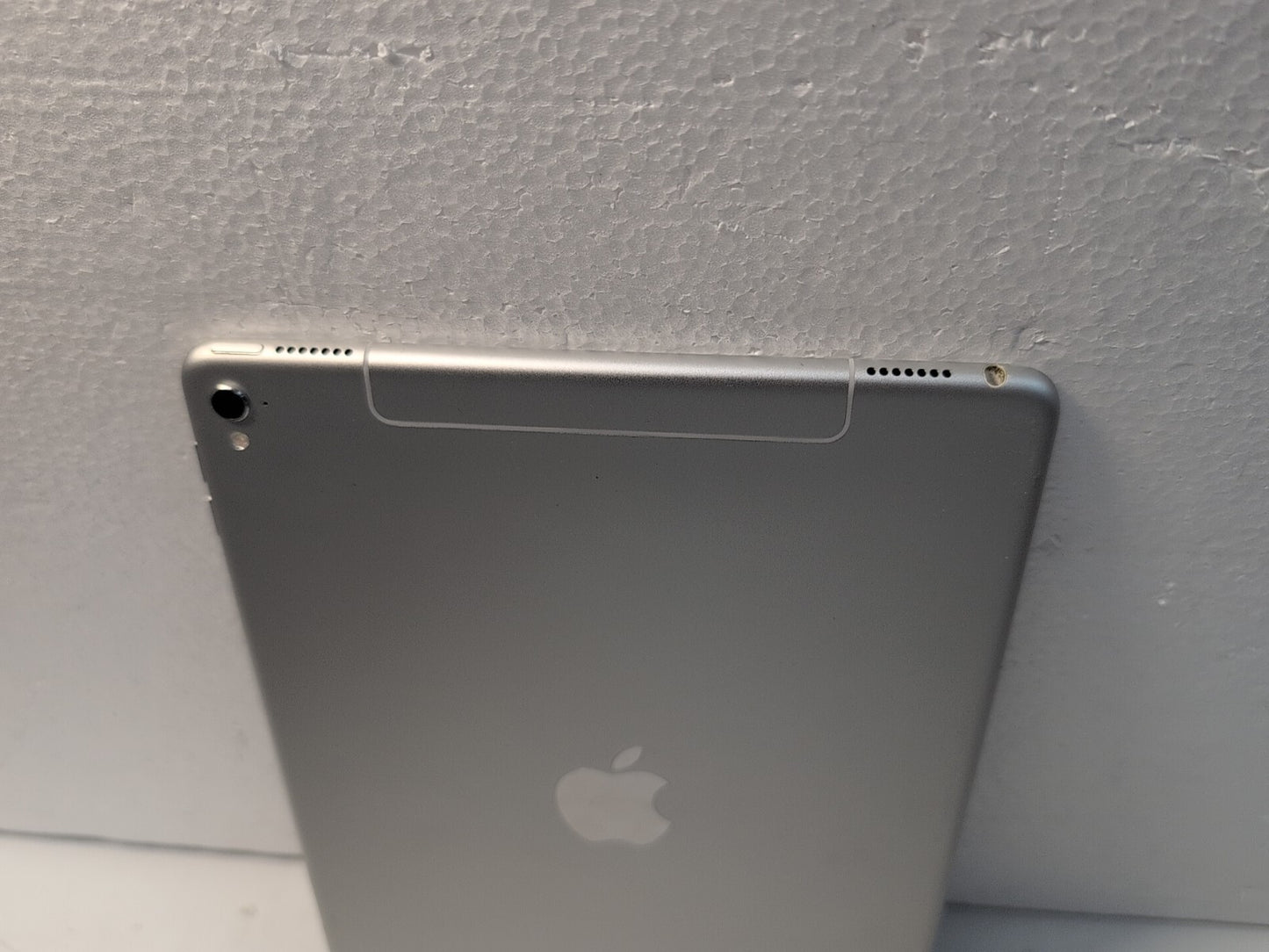 🔥 Apple iPad Pro 9.7-inch A1674 WIFI ONLY 32GB White OS 16.7 (READ)  -