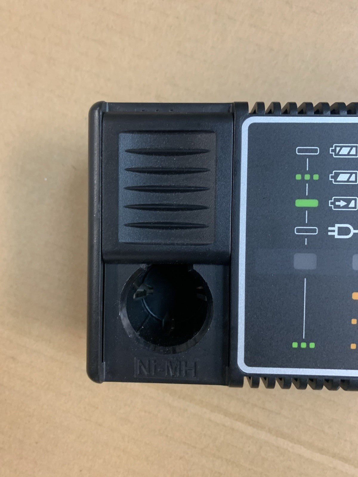 Panasonic EY0L11 2-slots Charger for Li-Ion and Ni-MH batteries 2.4 / 3.6V