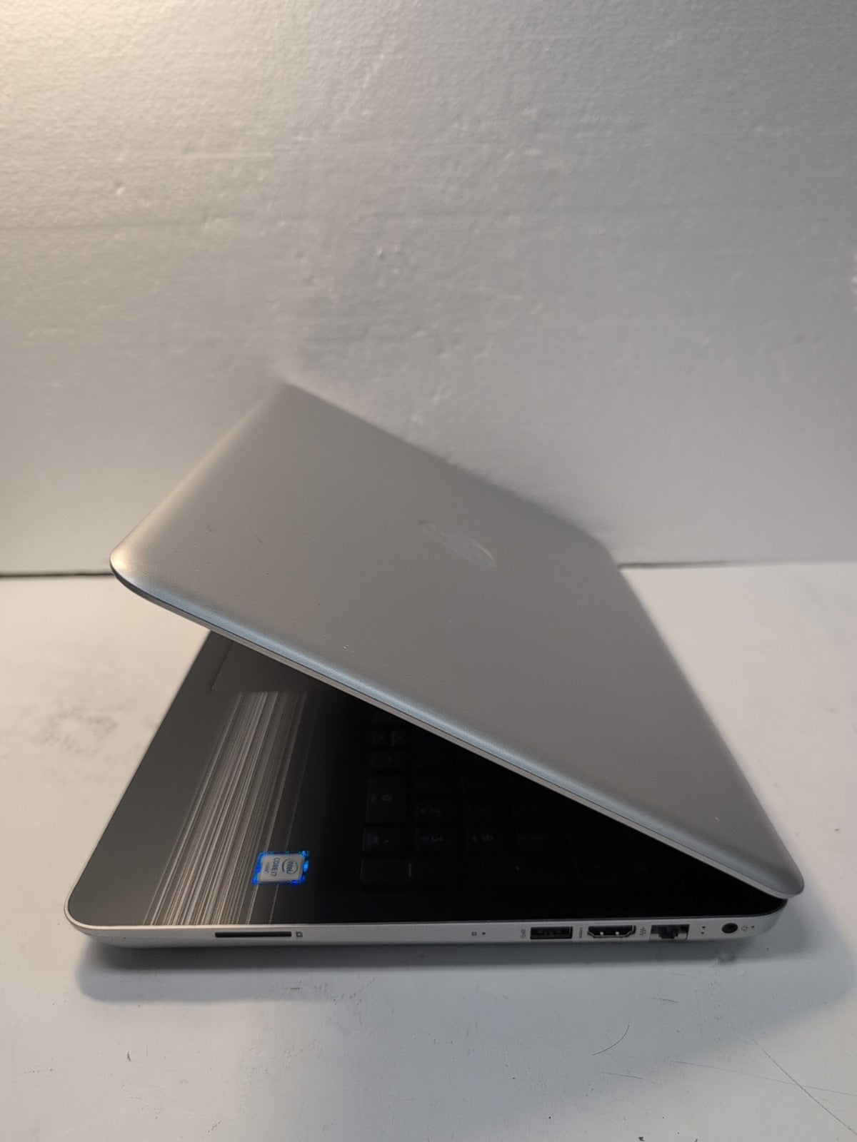 🔥(AS IS, READ) HP Pavilion 15-au043ca i7 Laptop 15.6"/ i7-6500U/NO RAM/NO SSD -