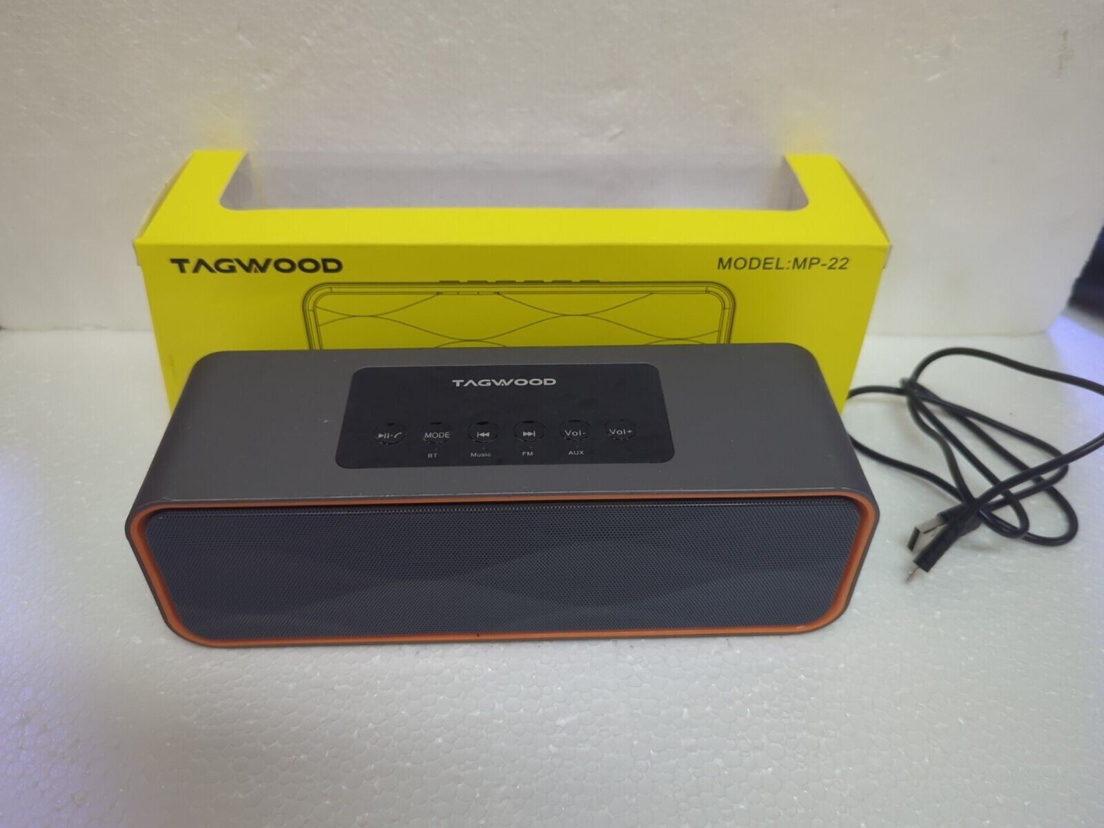 - (NICE) TAGWOOD MP-22 PORTABLE  BLUETOOTH FM USB AUX SPEAKER TESTED 