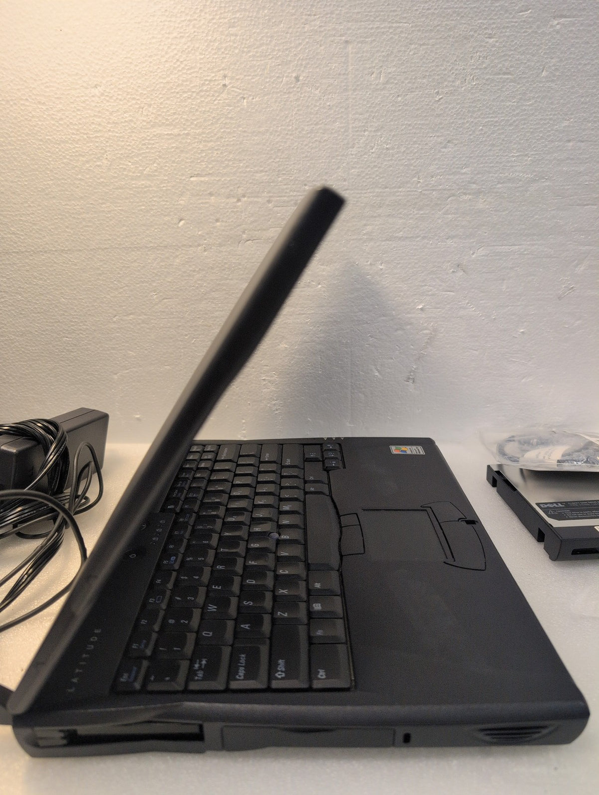 🎸 Dell Latitude C640 Laptop Pentium 4-M 2.2GHz 1GB RAM 40GB HDD (NO OS, READ)