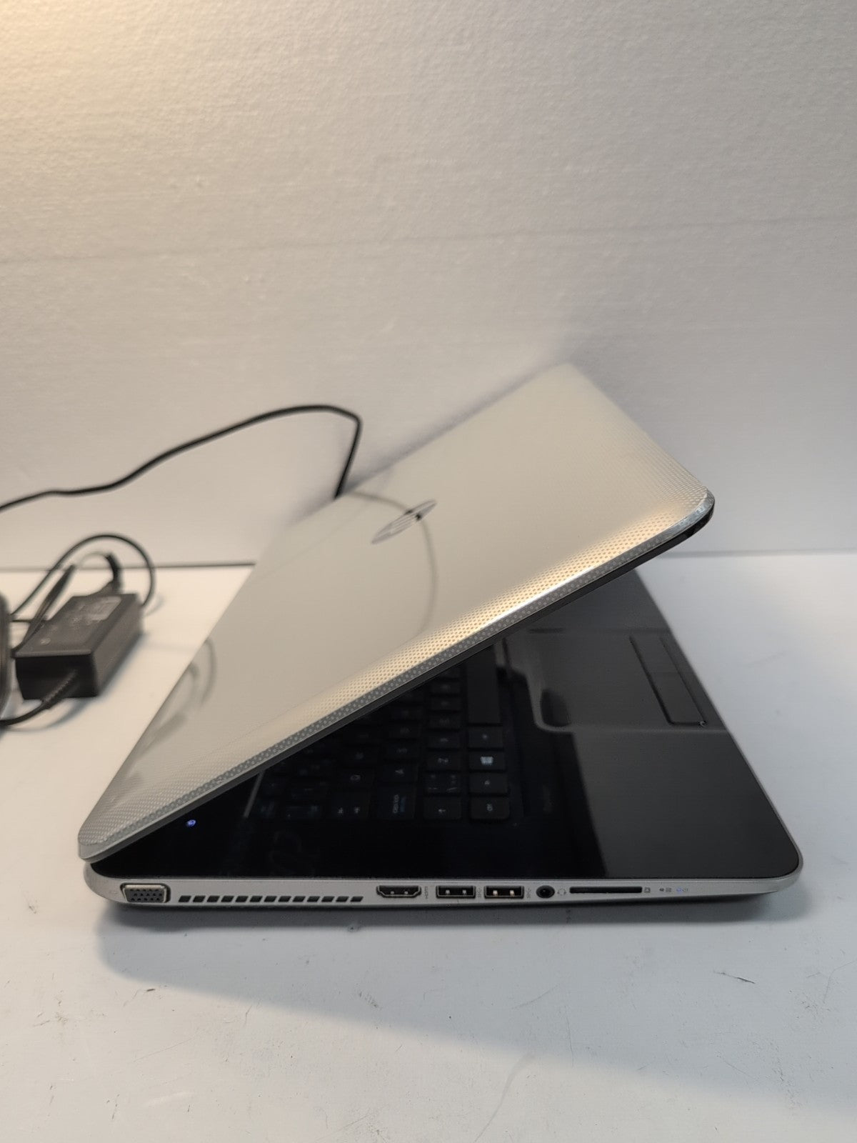 Hp PAVILION 17 17" Laptop AMD A6-5200 APU/ 16GB Ram/240GB SSD/ Win 10 -