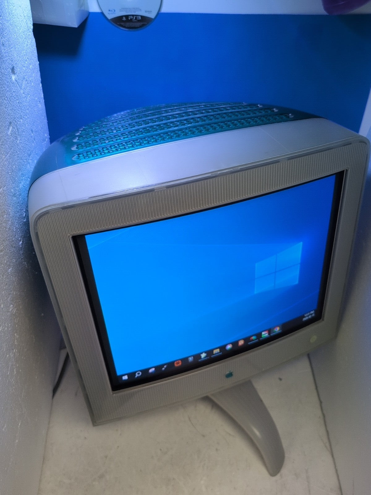 Nice Apple Studio M6496 Vintage Retro CRT 17" VGA monitor (Local Pick up Only) -
