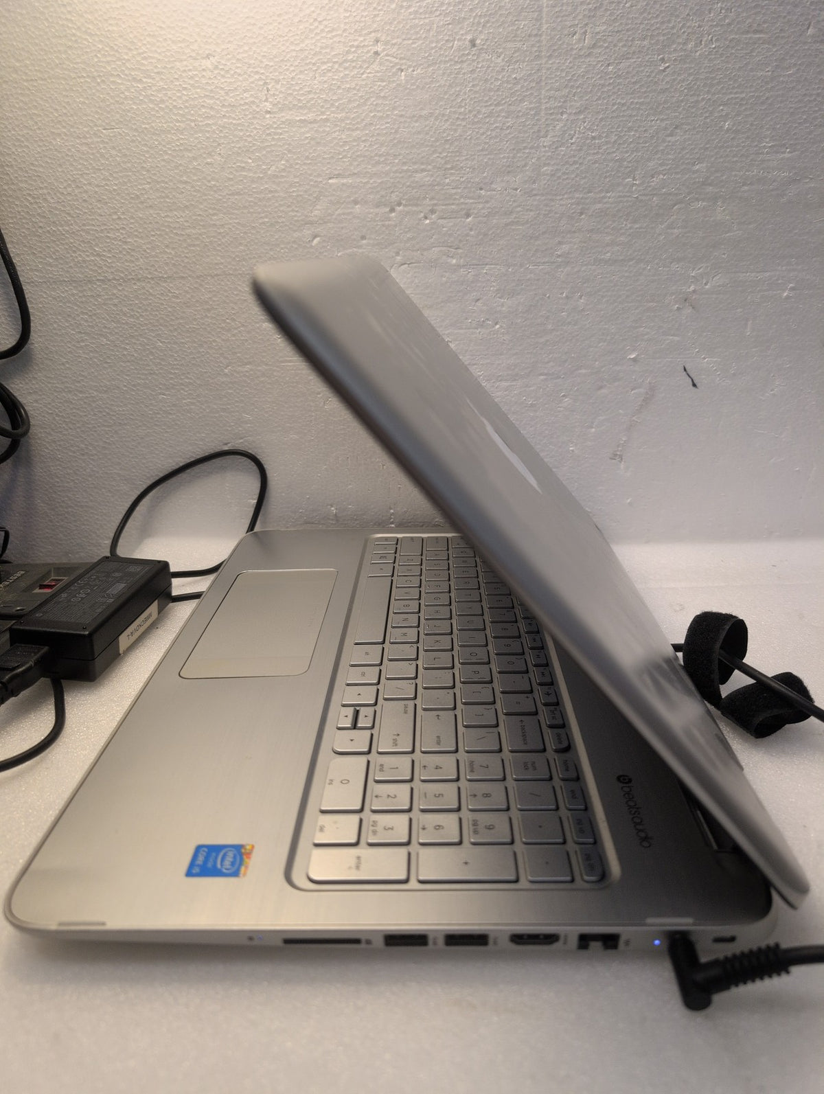 🎸 HP Envy 15-u110dx 15.6" Touchscreen Laptop  i5-5200U 8GB 256GB SSD Win10 READ