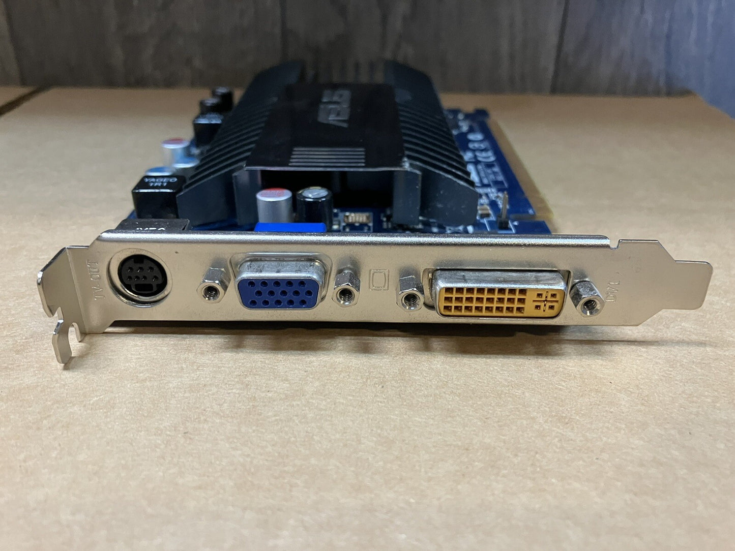 ~ PCI-E express card ASUS 08G17016210 C561_M2 1.00 EN8400GS Silent 512M DVI VGA