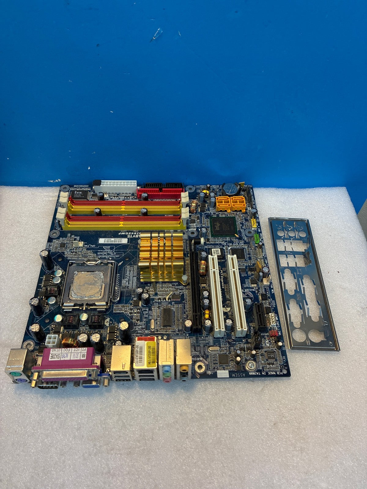 🔥 Gigabyte GA-8I945GMF Socket 775 Motherboard with Intel Pentium D 920 CPU