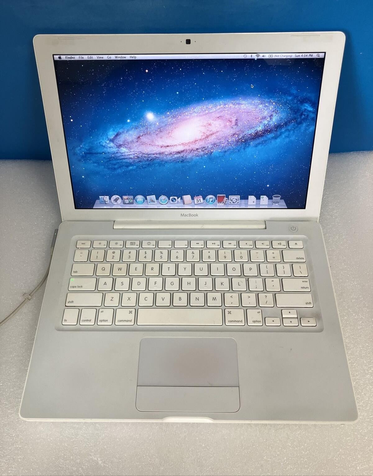 ~ Apple MacBook 13" Laptop 2008 A1181 Intel C2D CPU / 2GB / 160GB HDD (Read) ~
