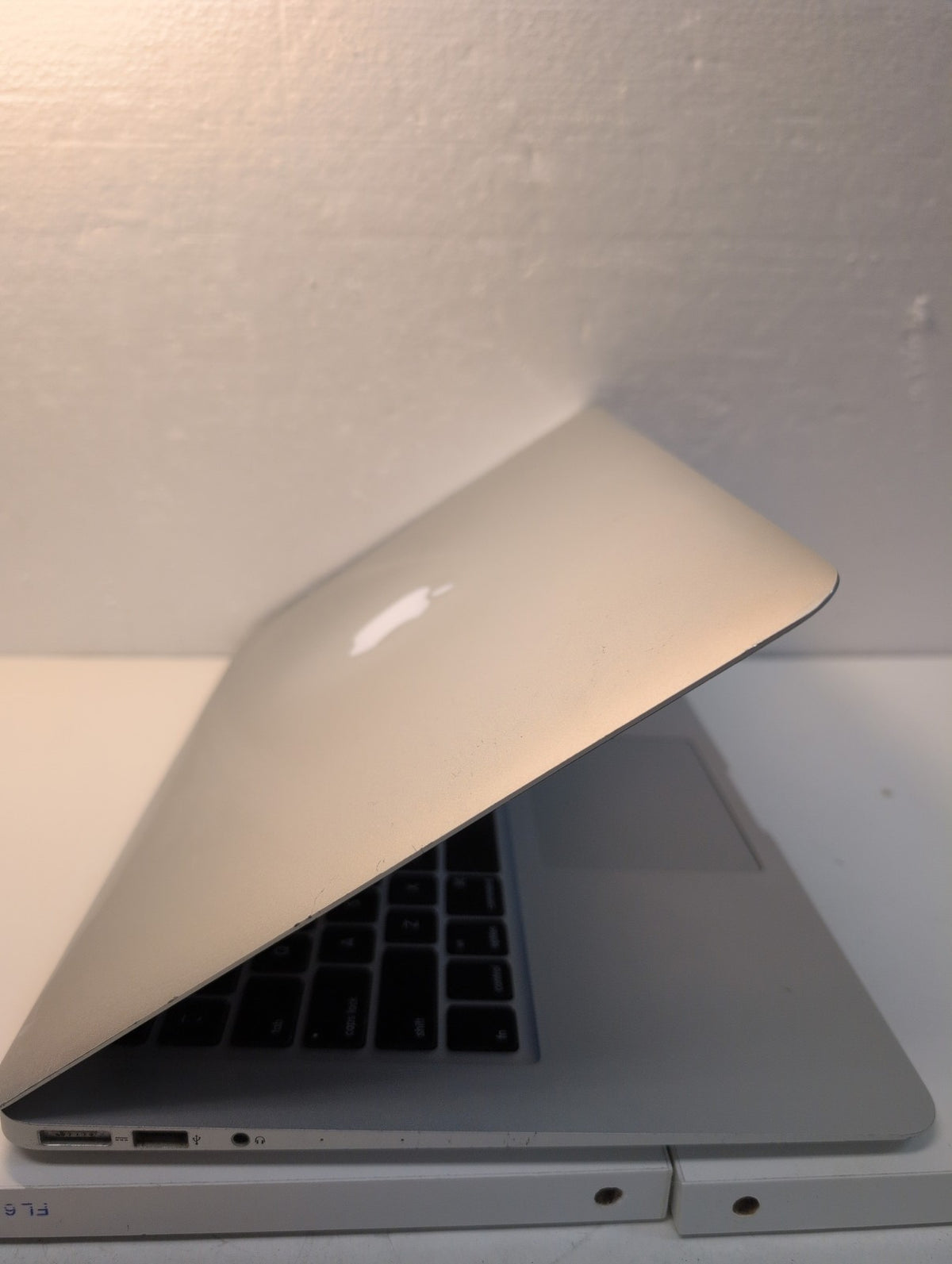 NICE Apple MacBook Air A1466 13" 2017 1.8GHz i5/8GB /128GB SSD (NO AC ADAPTER) -