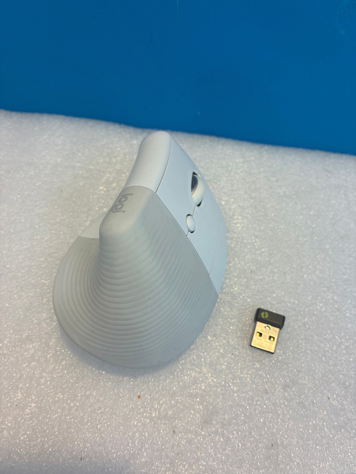 🔥 Logitech Lift Vertical Ergonomic Wireless Mouse 910-006127 White/Off-White