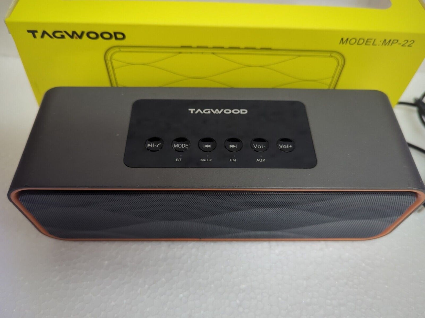 - (NICE) TAGWOOD MP-22 PORTABLE  BLUETOOTH FM USB AUX SPEAKER TESTED 