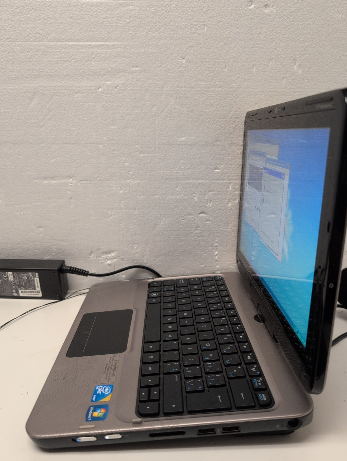 NICE HP TOUCHSMART TM2  12.1" TOUCH Laptop U7300 CPU/3GB RAM/500GB HDD/ WIN XP -