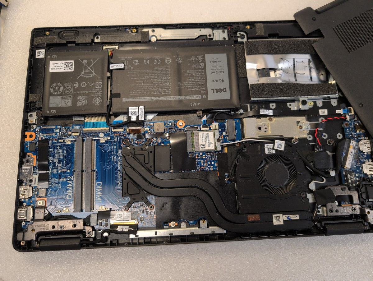 🎸 Dell Latitude 3520 15.6" Laptop i5-1135G7 No RAM/SSD (LCD issue, For Parts)