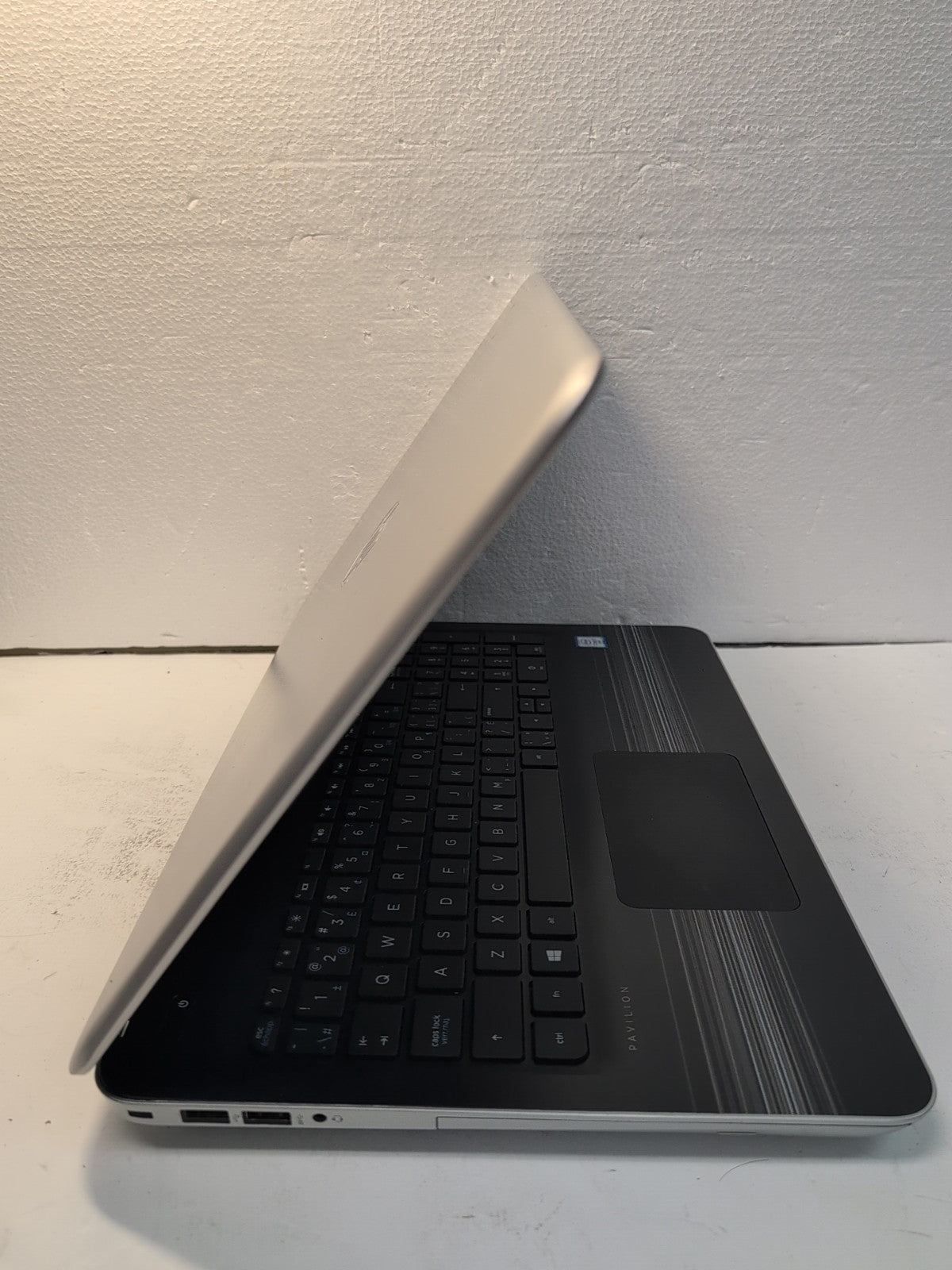 🔥(AS IS, READ) HP Pavilion 15-au043ca i7 Laptop 15.6"/ i7-6500U/NO RAM/NO SSD -