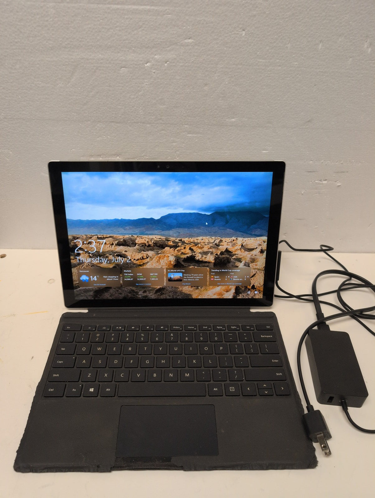 Microsoft Surface Pro 4 1724 i7-6650U 8GB/256GB with Type Cover (Read,issue) -