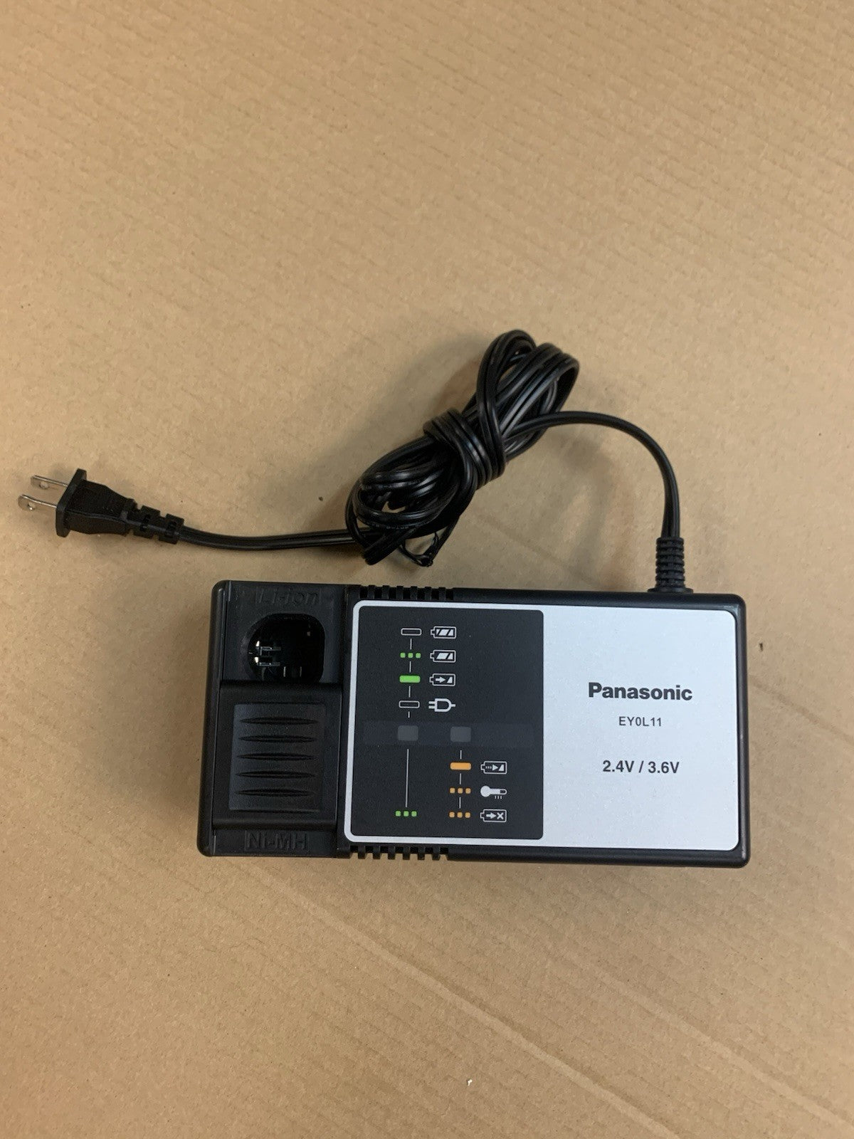 Panasonic EY0L11 2-slots Charger for Li-Ion and Ni-MH batteries 2.4 / 3.6V