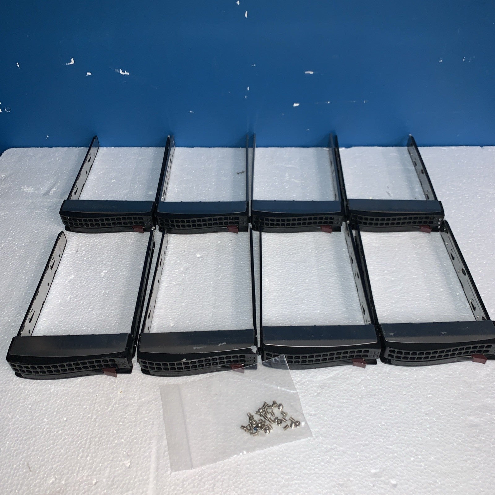 (8x) SUPERMICRO 3.5 INCH HARD DRIVE TRAY / CADDY 01-SC813A2-XX00C103 + Screws