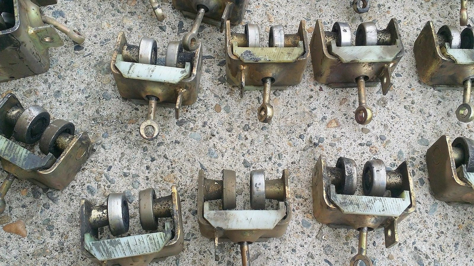 Lot of 16 heavy duty latch with wheels (unknow use)