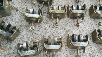 Lot of 16 heavy duty latch with wheels (unknow use)