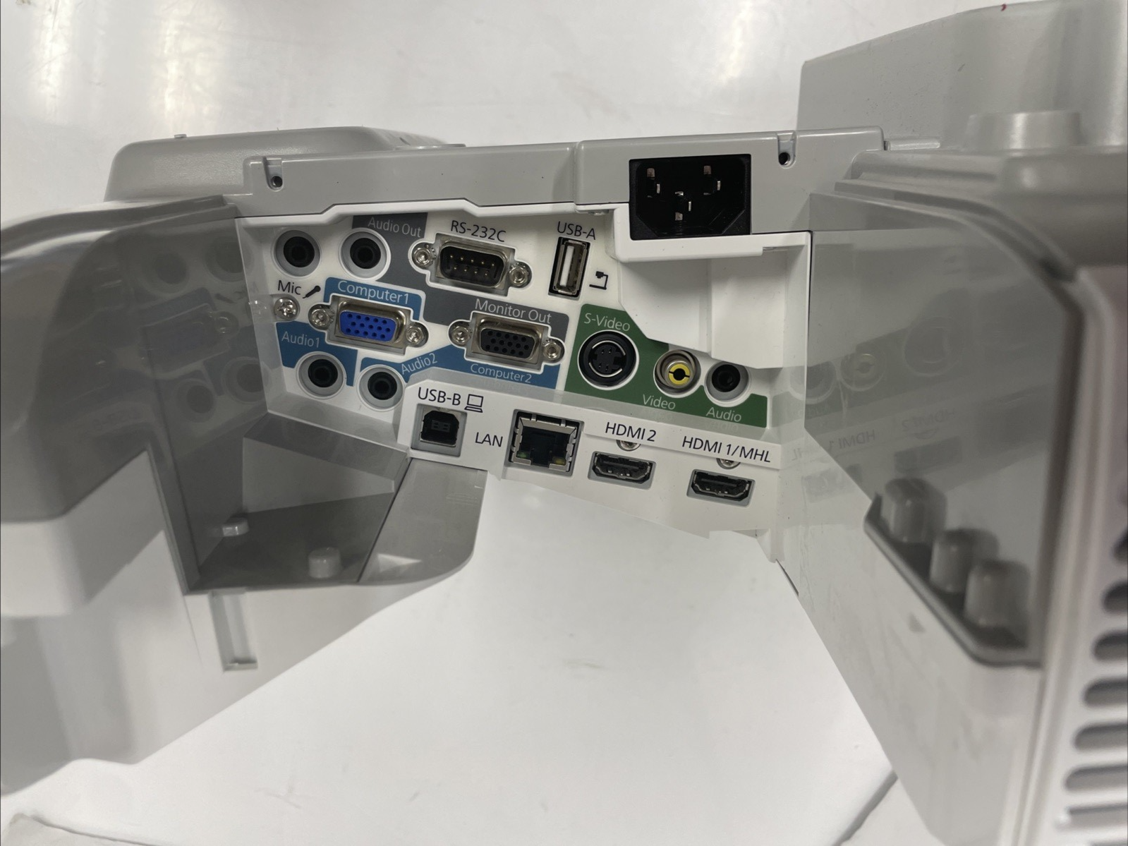 EPSON H602A  585W HDMI VGA LCD Projector With remote 225 hours