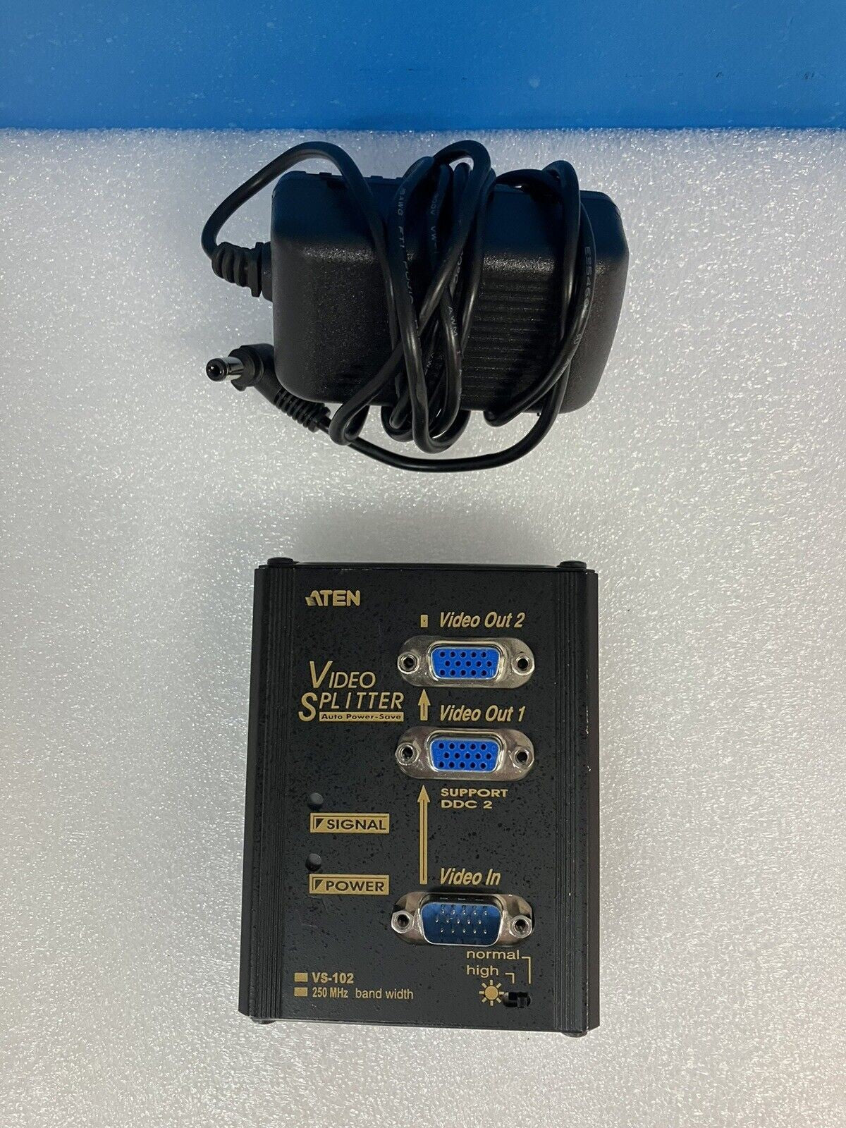~ Aten VS-102 Video Splitter 250 MHz Band Width 2 Port VGA w/ Adapter