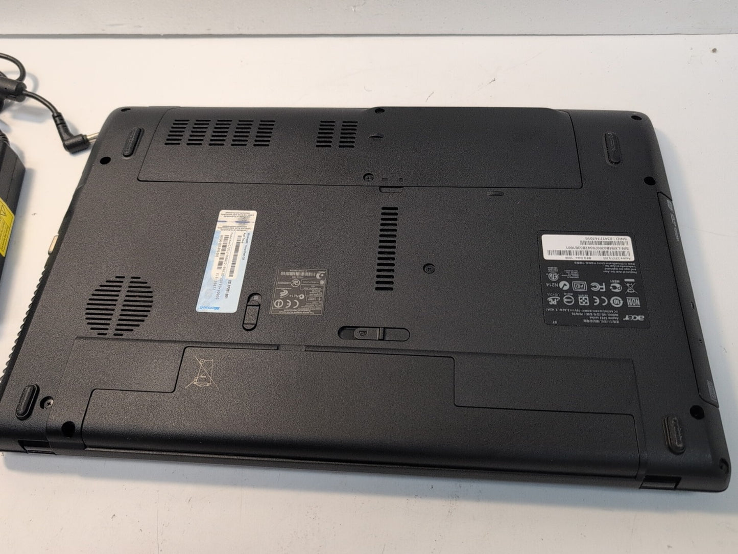 (GRADE A) Acer Aspire 5252-V305 15.6" Laptop AMD V140 CPU/4GB/320GB HDD/ WinXP -