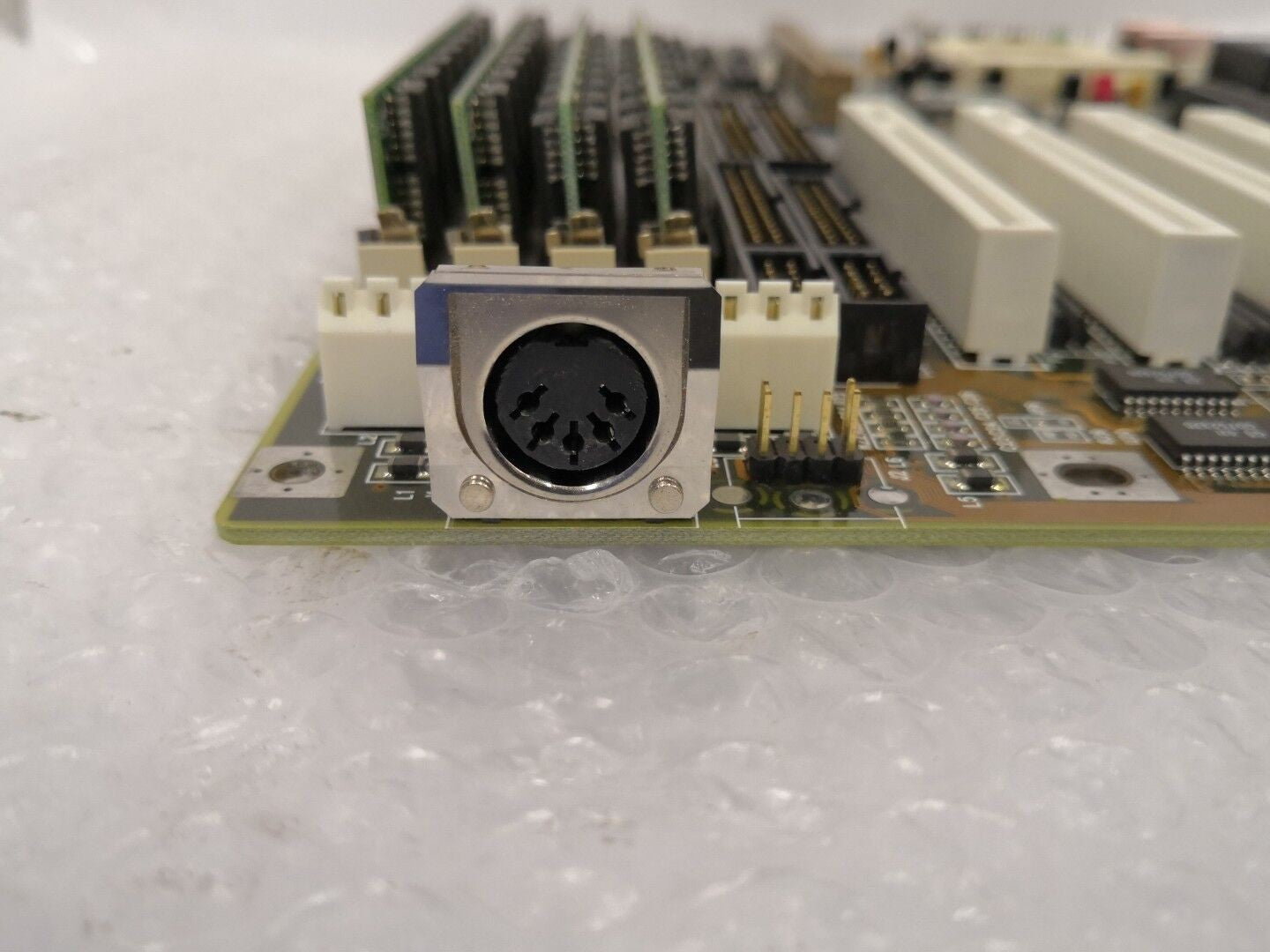 - ANTIQUE INTEL 16996 MOTHERBOARD WITH 4x RAM